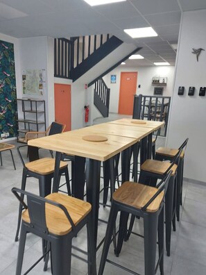 Dining - Grande Maison de ville design avec parking gratuit (Gannat)