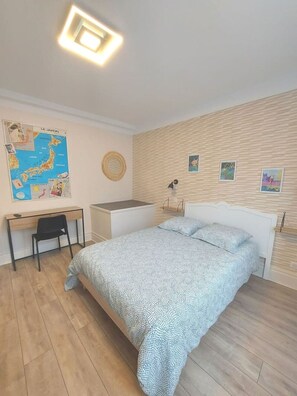 5 dormitorios, escritorio, tabla de planchar con plancha y cuna de viaje