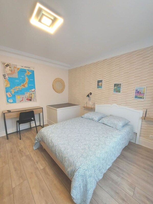 5 dormitorios, escritorio, tabla de planchar con plancha y cuna de viaje