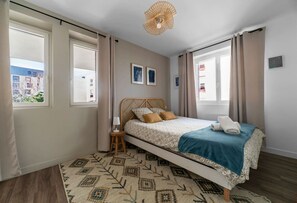 1 slaapkamer, een bureau, een strijkplank/strijkijzer, reisbedje