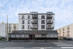A multi-story building with a ground-level entrance labeled "ESPACE SANTE" and "CENTRE DENTAIRE."