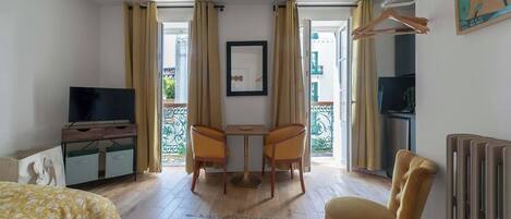 1 Schlafzimmer, Schreibtisch, Bügeleisen/Bügelbrett, Reisekinderbett