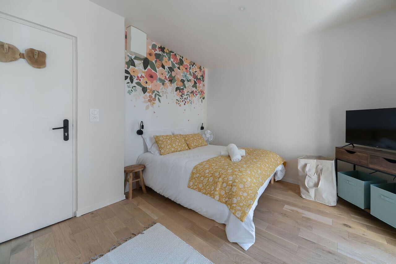 1 habitación, tabla de planchar con plancha y cuna de viaje 