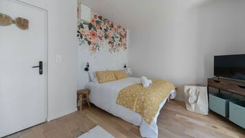 1 habitación, tabla de planchar con plancha y cuna de viaje