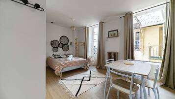 1 chambre, bureau, fer et planche Ă repasser, lit parapluie