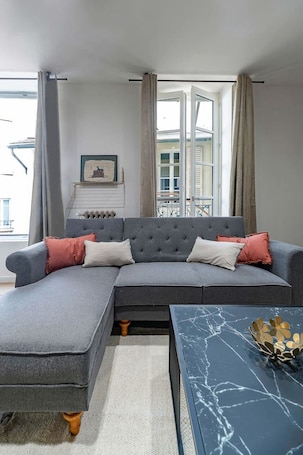 TV. Superbe appartement climatisé dans immeuble classé