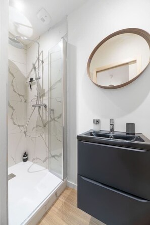 Hair dryer - Superbe appartement climatisé dans immeuble classé (Vichy)