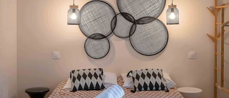 1 habitación, escritorio, tabla de planchar con plancha y cuna de viaje