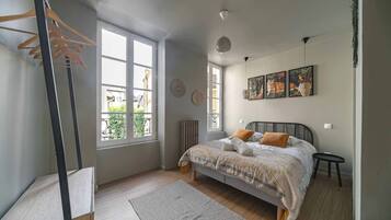 1 chambre, bureau, fer et planche à repasser, lit parapluie