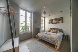 1 slaapkamer, een bureau, een strijkplank/strijkijzer, reisbedje