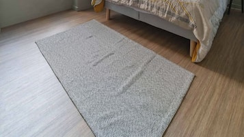 1 slaapkamer, een bureau, een strijkplank/strijkijzer, reisbedje