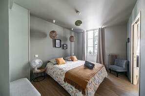 1 habitación, escritorio, tabla de planchar con plancha y cuna de viaje 