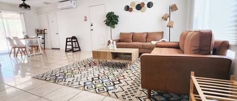 Een smart-tv en een open haard