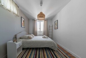 1 chambre, bureau, fer et planche à repasser, lit de bébé portatif