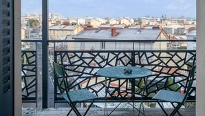 Un balcón con vista a un paisaje urbano.
