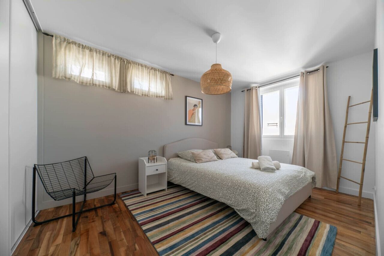 1 chambre, bureau, fer et planche à repasser, lit parapluie