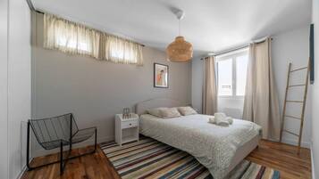 1 slaapkamer, een bureau, een strijkplank/strijkijzer, reisbedje