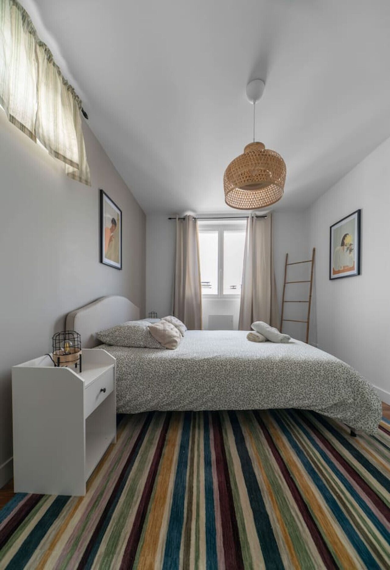 1 dormitorio, escritorio, tabla de planchar con plancha y cuna de viaje