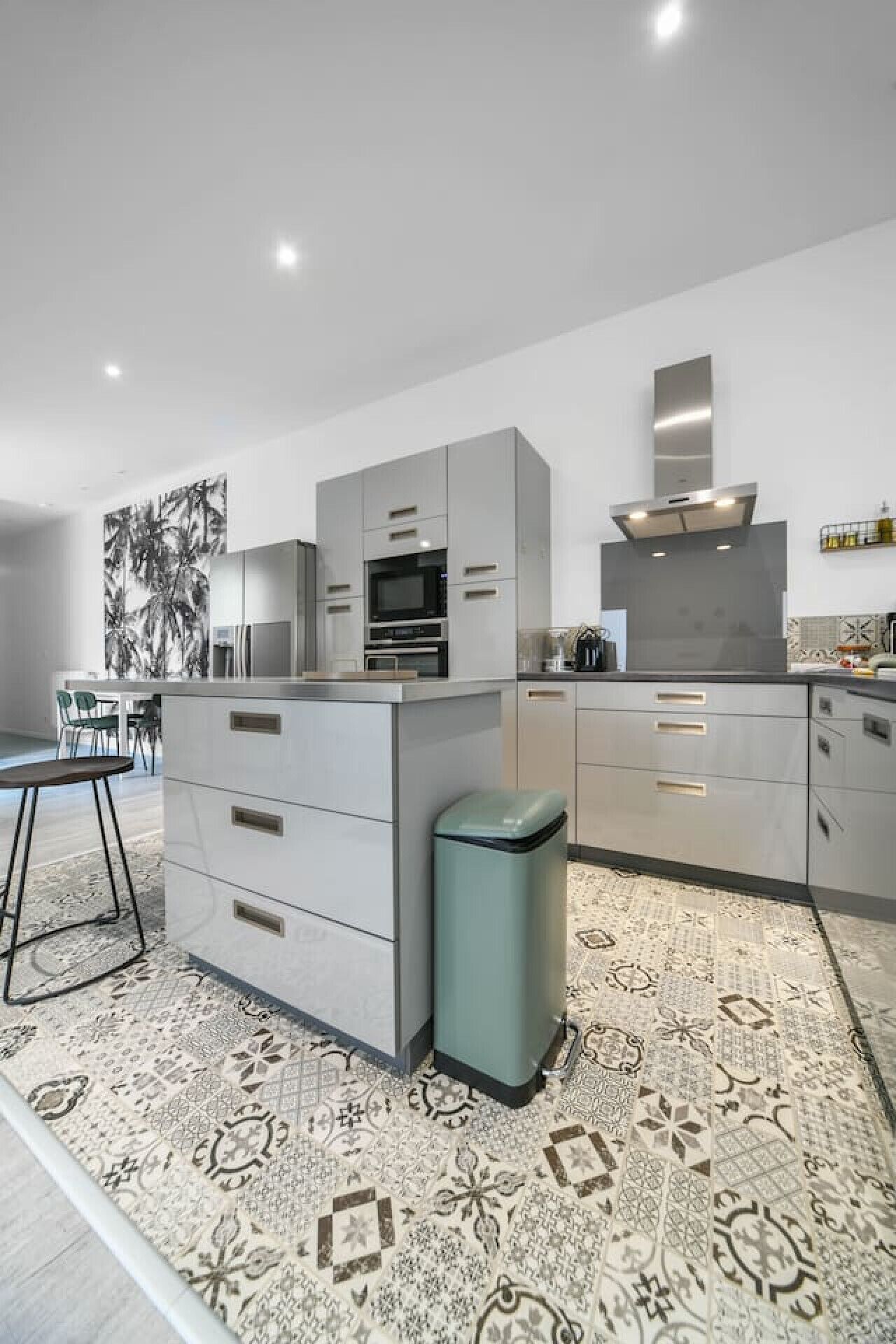 Kühlschrank, Mikrowelle, Ofen, Geschirrspüler