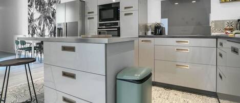 Een koelkast, een magnetron, een oven, een vaatwasser