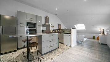 Réfrigérateur, micro-ondes, four, lave-vaisselle