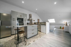 Kühlschrank, Mikrowelle, Ofen, Geschirrspüler