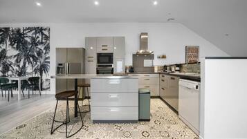 Réfrigérateur, micro-ondes, four, lave-vaisselle