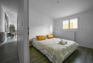 2 soverom, skrivebord, strykejern/-brett og reiseseng for barn