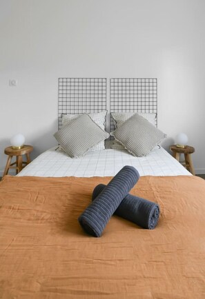 2 dormitorios, escritorio, tabla de planchar con plancha y cuna de viaje