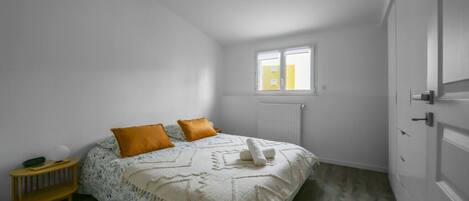 2 slaapkamers, een bureau, een strijkplank/strijkijzer, reisbedje