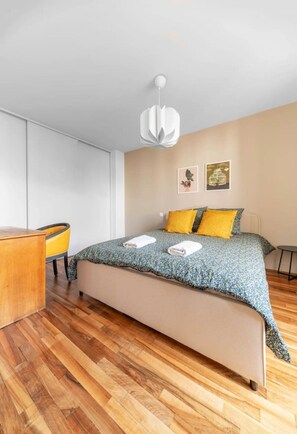 1 habitación, escritorio, tabla de planchar con plancha y cuna de viaje 