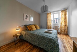 1 dormitori, escriptori i planxa i posts de planxar 