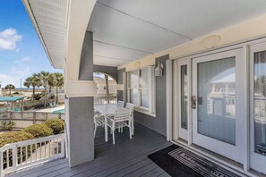 Outdoor dining - ⭐Short, Easy Walk to Beach-2 Community Pools-Balcony with Views-Harbor Light⭐ (Gulf Shores)