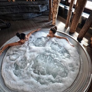 室內 SPA 浴池
