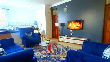 Apartamento família | Área de estar | Smart TV 32 polegadas com canais digitais