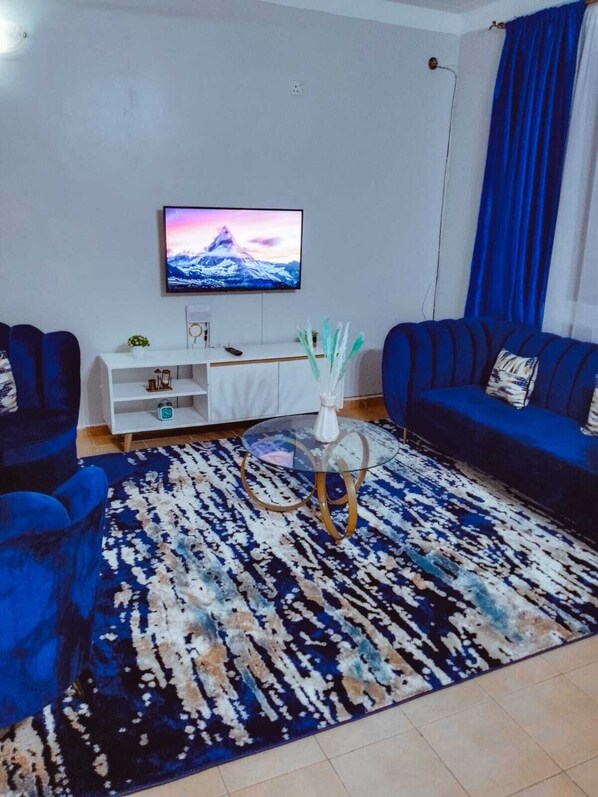 Apartemen Deluks | Area keluarga | Smart TV 32-inci dengan saluran TV digital