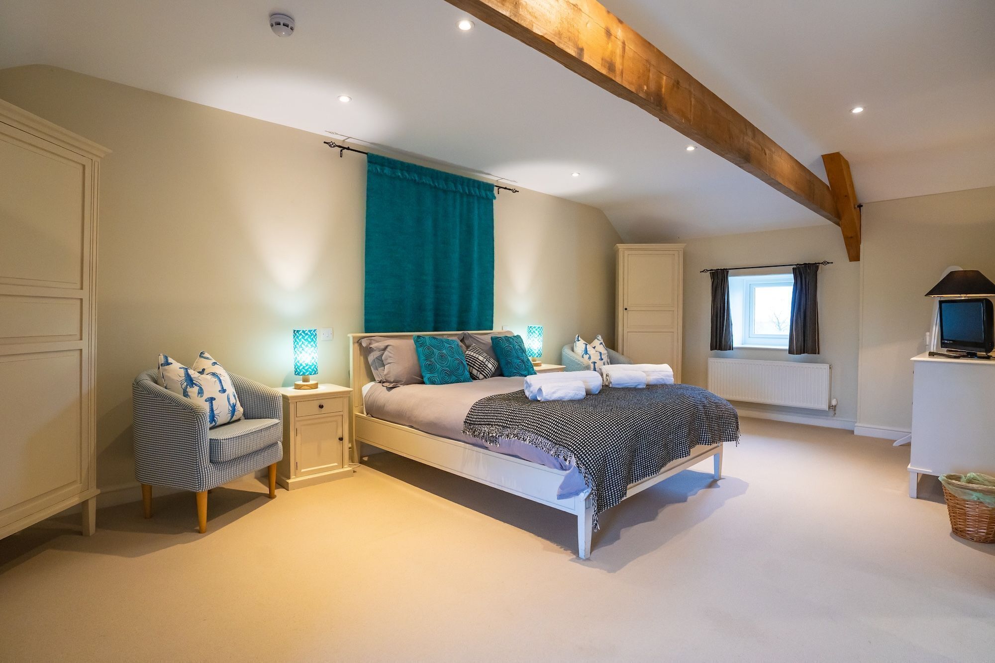 7 bedrooms, WiFi, bed sheets