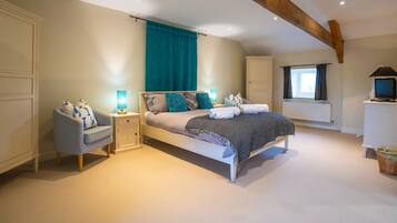 7 bedrooms, WiFi, bed sheets