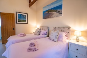 7 bedrooms, WiFi, bed sheets