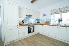 Een microgolfoven, een vaatwasser, een eettafel