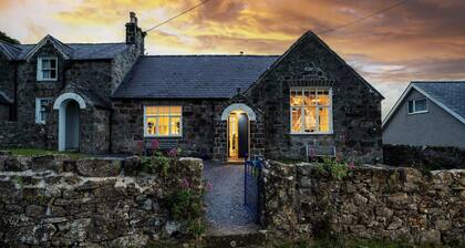 Nyth Y Wennol - sleeps 8 guests in 4 bedrooms