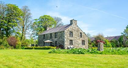 Glasfryn Fawr - sleeps 10 guests in 5 bedrooms
