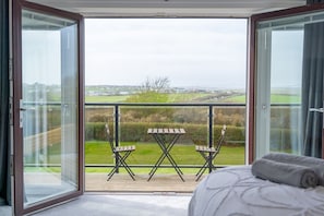 5 bedrooms, desk, travel crib, WiFi