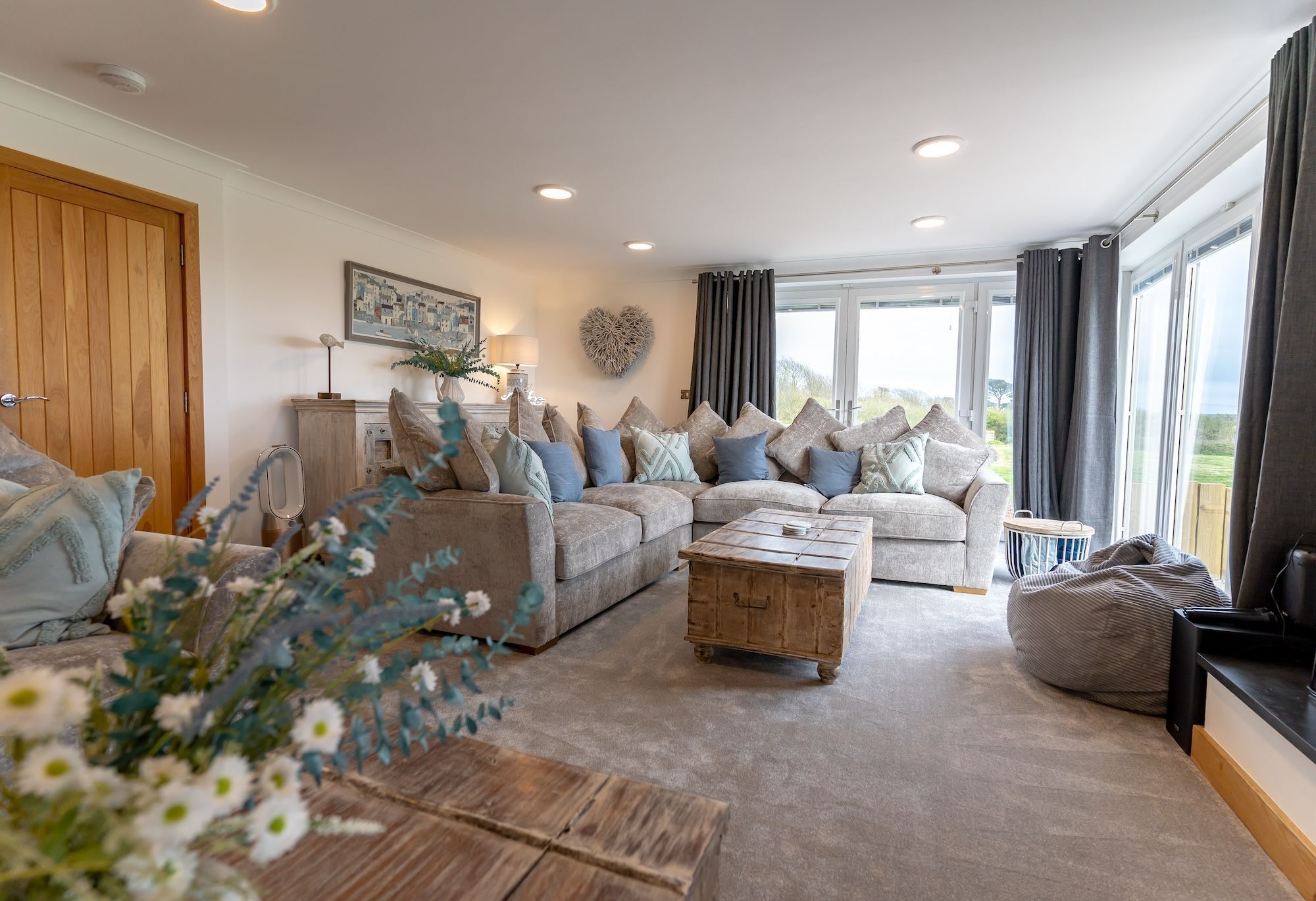 Télévision, cheminée, baby-foot