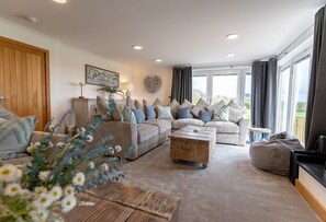 テレビ、暖炉、テーブルサッカー台