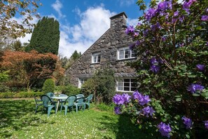 Outdoor dining - The Coach House - sleeps 10 guests  in 5 bedrooms (Pwllheli)