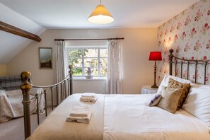 5 bedrooms, WiFi, bed sheets - The Coach House - sleeps 10 guests  in 5 bedrooms (Pwllheli)