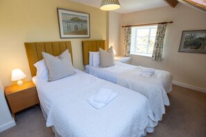 5 bedrooms, WiFi, bed sheets - The Coach House - sleeps 10 guests  in 5 bedrooms (Pwllheli)