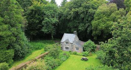 Garden Cottage - sleeps 6 guests in 3 bedrooms