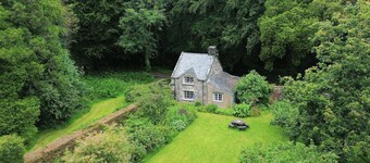 Garden Cottage - sleeps 6 guests in 3 bedrooms